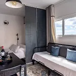 - Coastal Comfort With Outdoor Lounge - Wifi