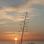 Apartamento - Coastal Comfort With Outdoor Lounge - Wifi