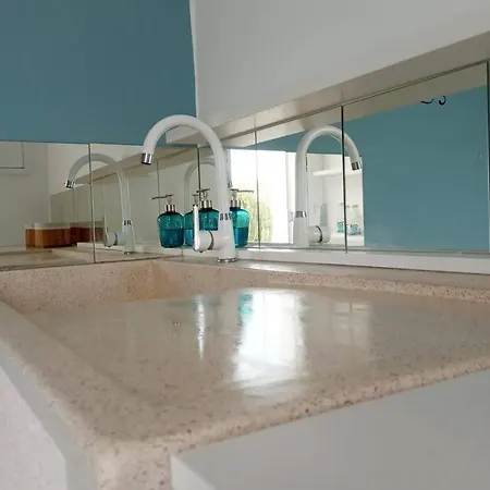 - Coastal Comfort With Outdoor Lounge - Wifi アパート